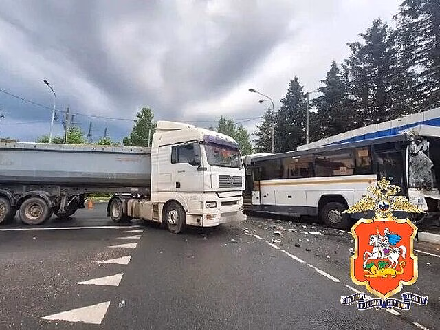 Грузовик и автобус столкнулись в подмосковной Дубне