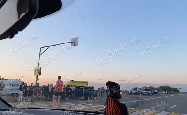 После ДТП под Курском троих молодых людей и подростка увезли в больницу с травмами