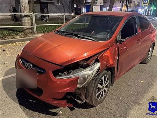 В Самаре подросток на электросамокате прокатился на красный свет под машину