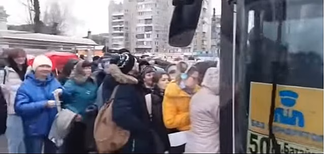 В Самаре 13 марта пассажиры штурмовали автобусы, пытаясь уехать на работу и учебу