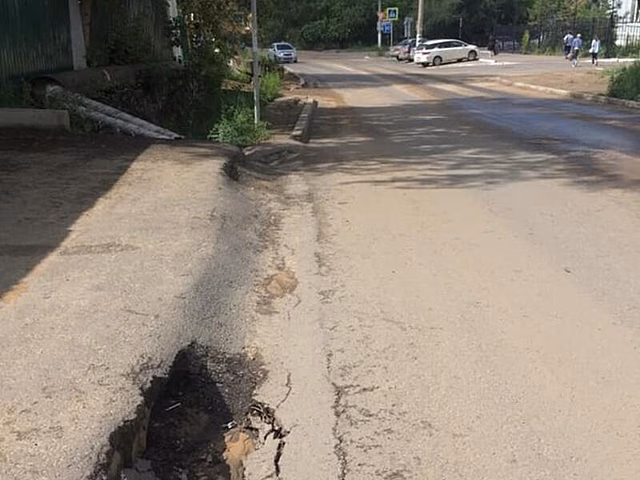 Асфальт провалился в месте старой канавы по улице в Чите, которую ремонтировали по БКД