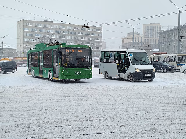 В Новосибирске пассажиры вытолкали из снега на ОбьГЭС автобус №88