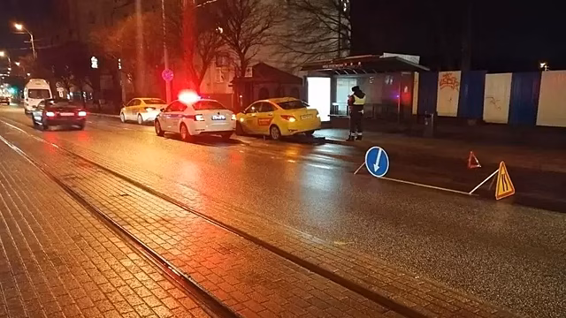 На ул. Черняховского таксист сбил женщину, которая шла к трамваю от остановки