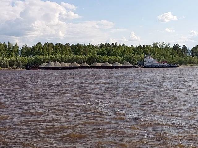 Возле Сургута буксирное судно врезалось в строящийся мост