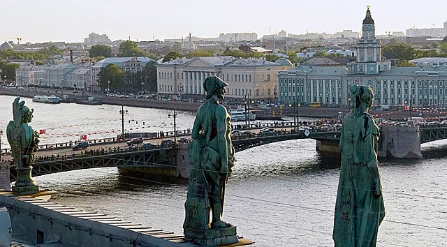 Загадочная яхта перекрыла движение по Дворцовому мосту