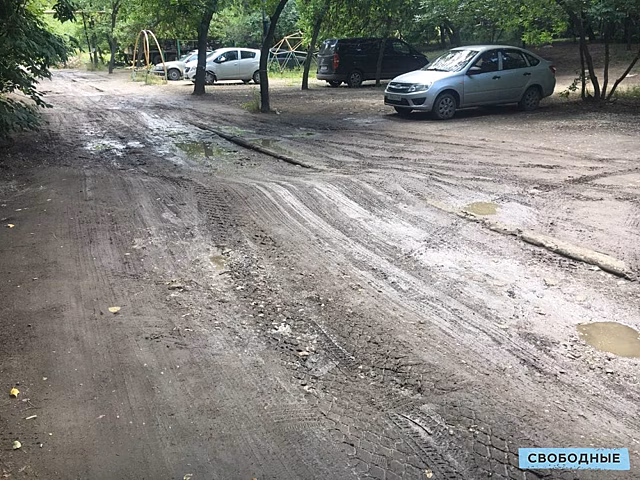 «Можно ноги переломать». Саратовцы пожаловались на разбитые дороги и парковку рядом с домом на Чемодурова