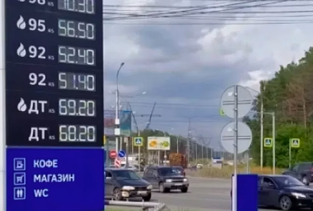 В Новосибирске автоэксперт Илья Франк рассказал, безопасен ли разбавленный спиртом бензин