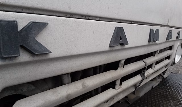 В Воронежской области гаишники помогли водителю «КамАЗа», у которого взорвалось колесо
