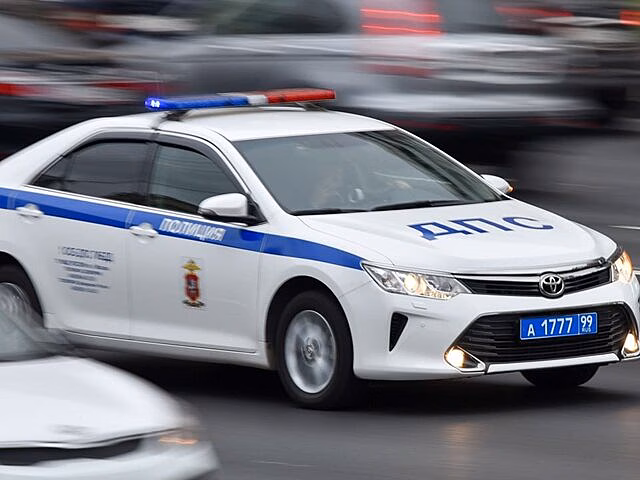 Такси врезалось в автомобиль конвоя в центре Москвы