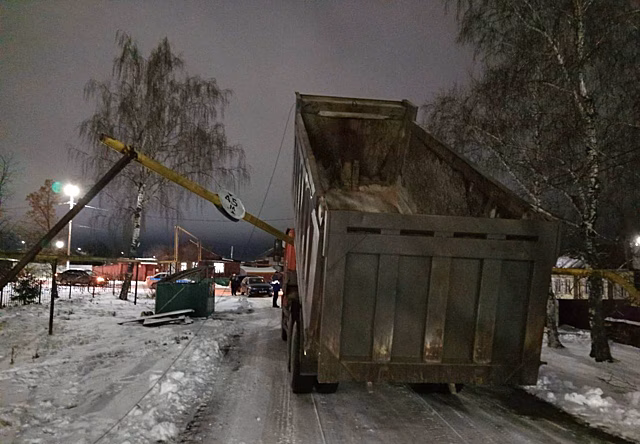 В Чувашии грузовик врезался в трубу, 100 домов осталось без газа