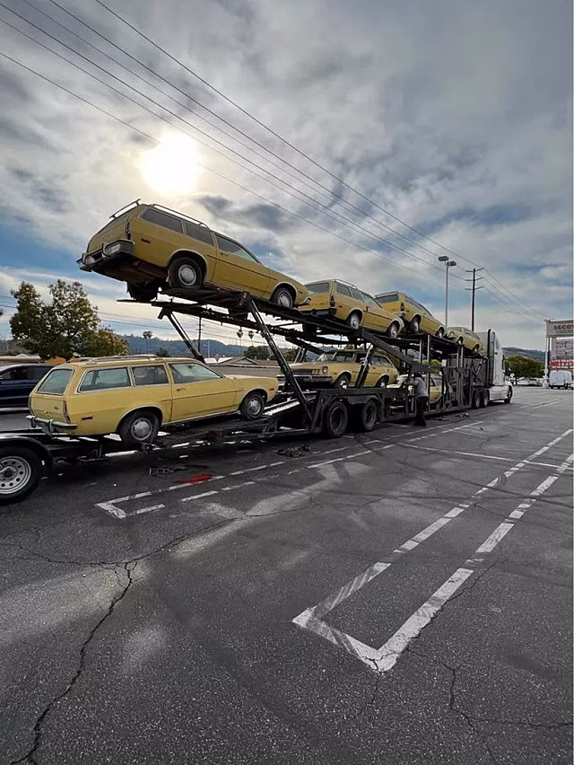 Кто-то выставил на продажу 7 универсалов Ford Pinto одного цвета