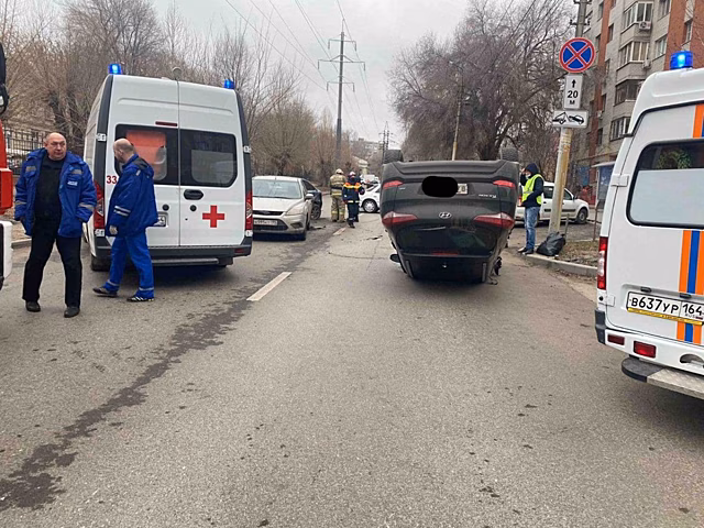Иномарка опрокинулась на крышу в Саратове после тройного столкновения