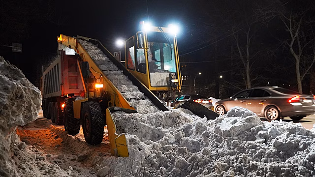 Порядка 5000 кубометров снега за сутки вновь вывезли из Вологды