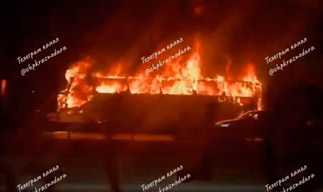 Автобус вспыхнул во время движения в Краснодаре