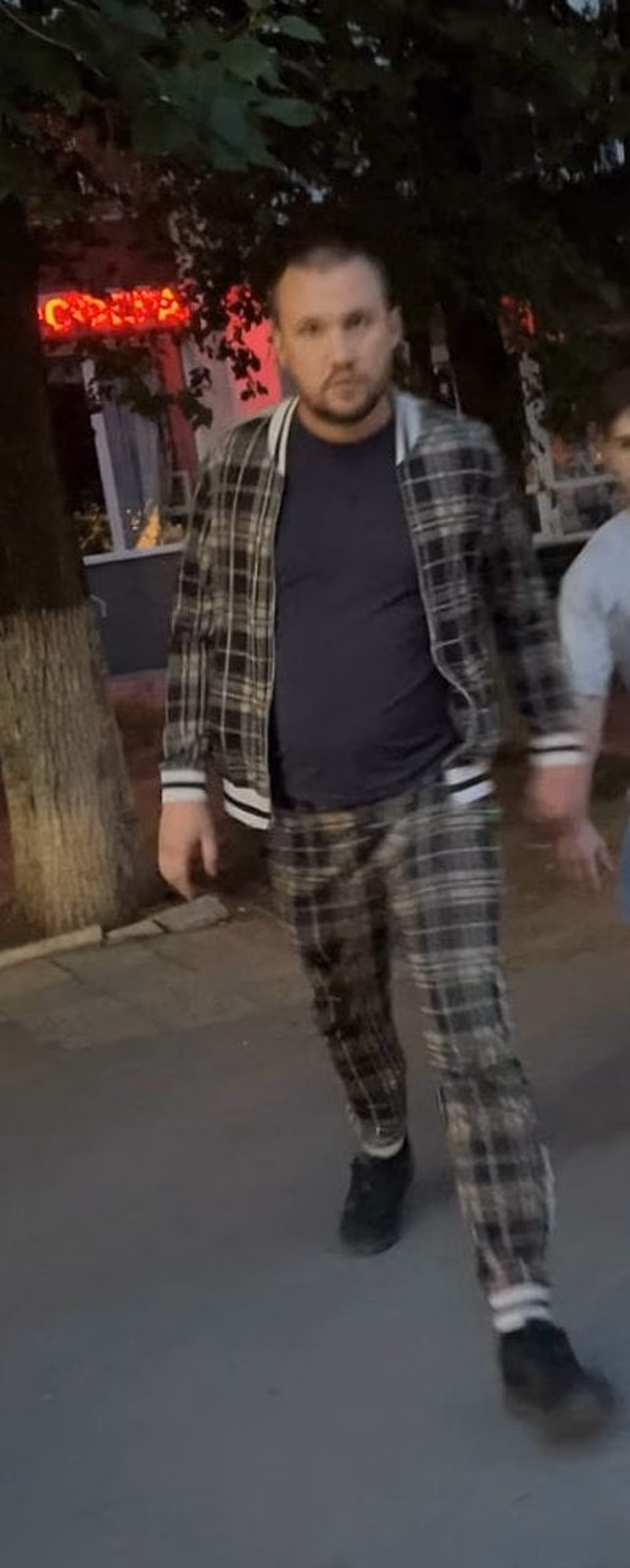 В центре Саратова мужчина натравил свою собаку на другую и напал на прохожих
