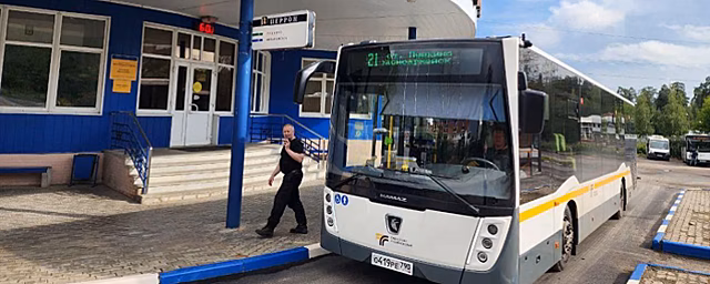 В Новосибирске водитель автобуса не пустил в салон женщину с ребенком: комментарий Минтранса