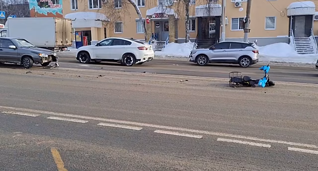 Курьер на велосипеде попал под колеса легковушки в Нижнем Новгороде
