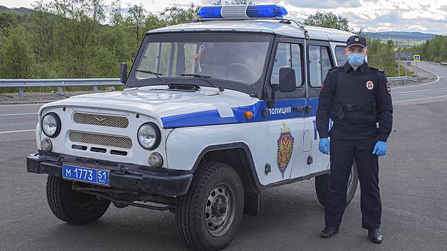 В Мурманской области сотрудник полиции спас женщину, прыгнувшую с моста в реку