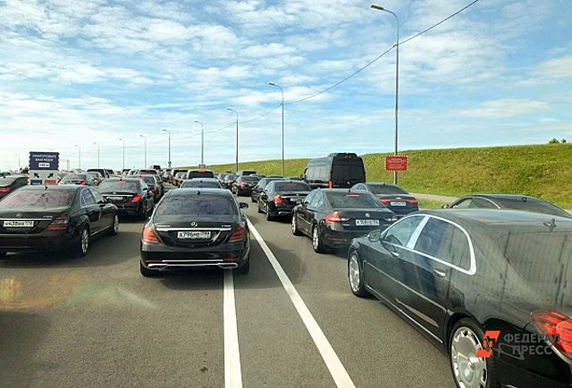 Огромная пробка появилась на Московском проспекте в Петербурге: толпы людей и задержки автобусов