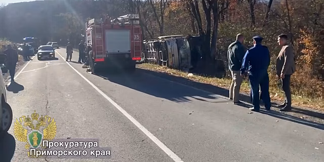 В ДТП с туристическим автобусом в Приморье пострадали 40 человек