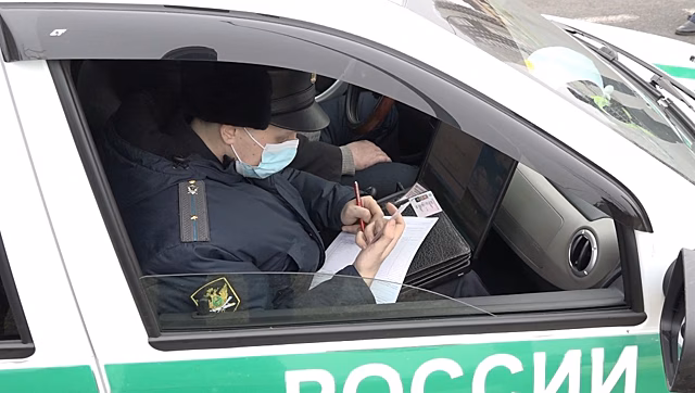 На улице Челнокова в Калининграде приставы арестовали 10 автомобилей