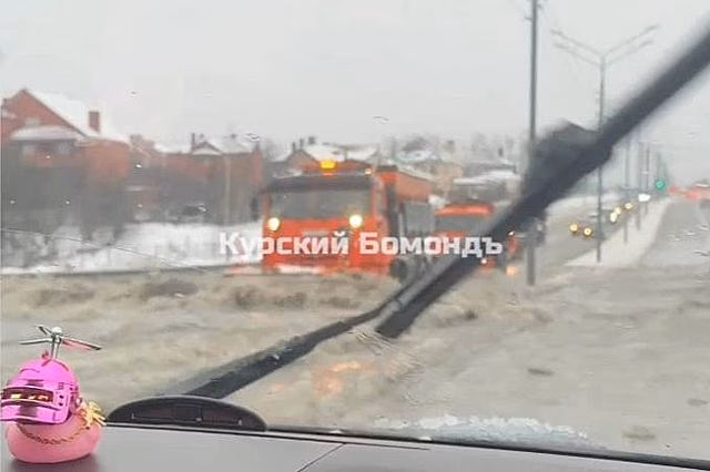 Российские коммунальщики решили разогнать лужи снегоуборщиками и попали на видео
