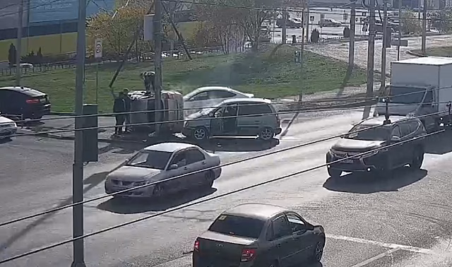 В Волгограде иномарка влетела в опору ЛЭП и опрокинулась на бок