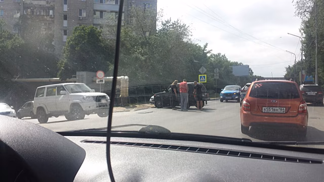 На Навашина вставшая поперек дороги «Нива» собрала пробку в сторону центра города