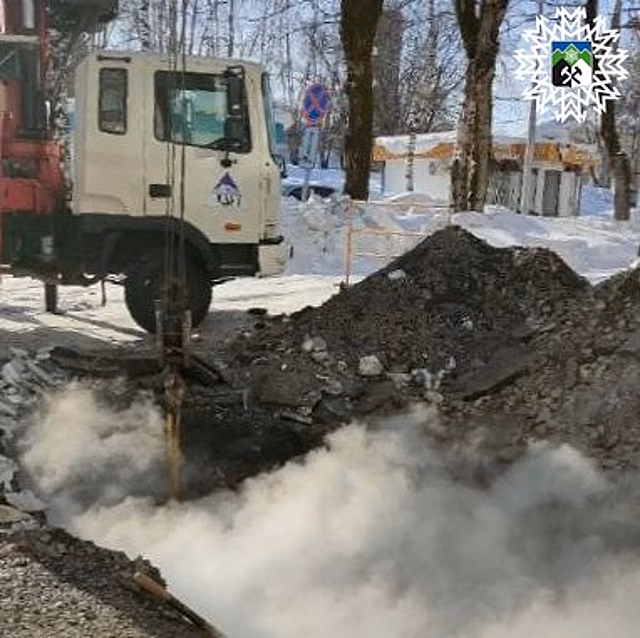 Ещё одна авария на трубах: недалеко Шерегеша пришлось вырыть большую яму