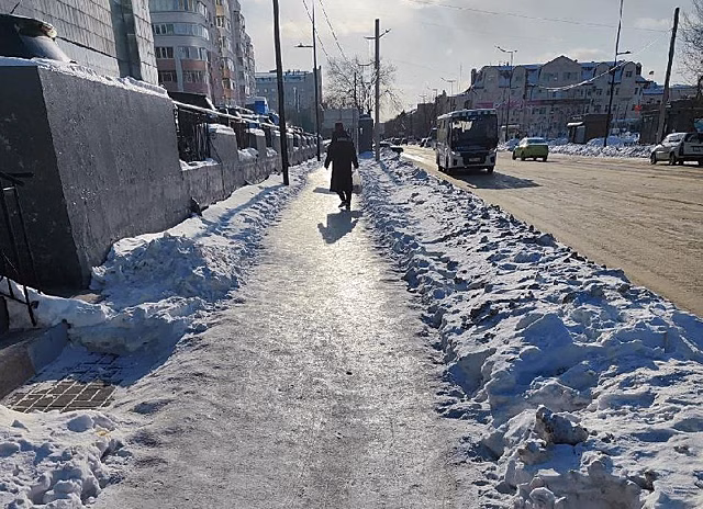 Тротуары в центре Благовещенске так и не почистили от снега