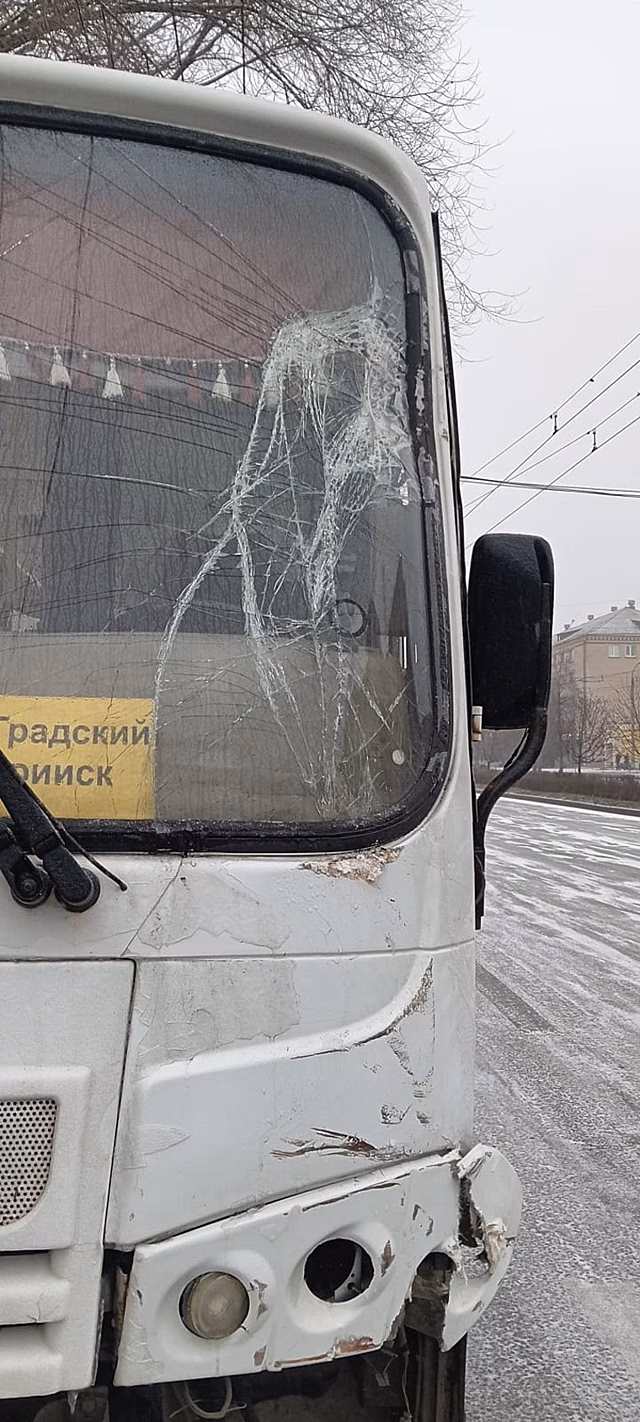 В Челябинске автобус врезался в остановку