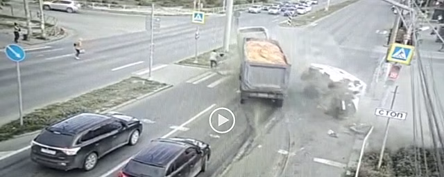 В Волгограде грузовик снес маршрутку на светофоре, пешеходы едва избежали гибели
