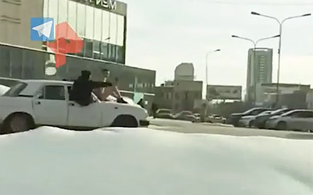 Голые покатушки на капоте «Волги» устроили в Новосибирске
