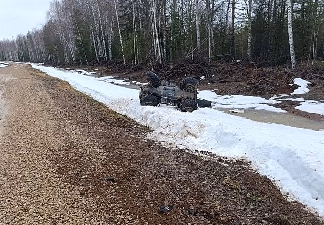 В Кикнурском районе водитель квадроцикла с пассажиром вылетел в кювет