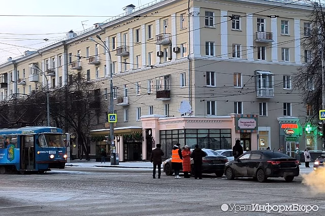Трамваи не могли проехать в центр Екатеринбурга из-за ДТП на проспекте Ленина