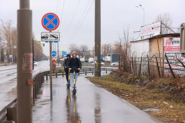 В Екатеринбурге самокатчицы на пешеходном переходе сбили 5-летнего ребенка