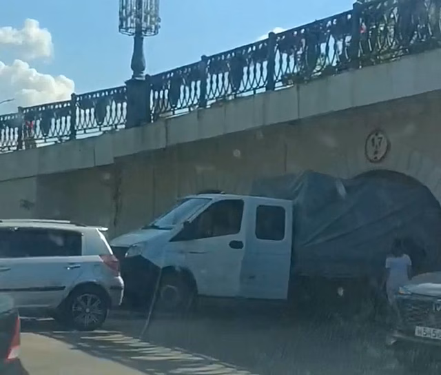 В Орле под "мостом глупости" застрял грузовик