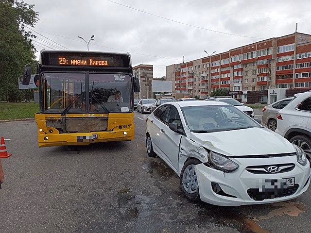 В Ижевске легковушка протаранила рейсовый автобус