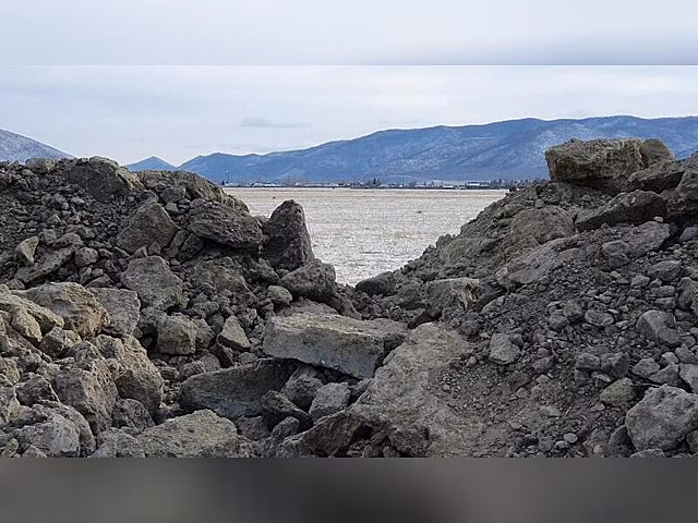 Водители стоят в гигантских очередях на Уртуйском угольном разрезе