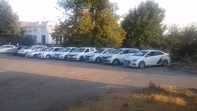 «Мы выживем «Яндекс.Такси» из города»: забастовка азовских таксистов собрала 40 машин
