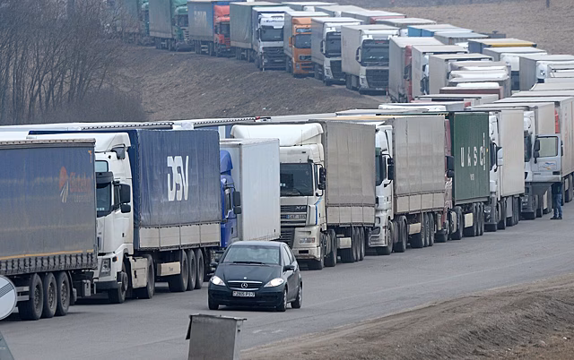 Фуры заблокировали съезды на Золотой мост