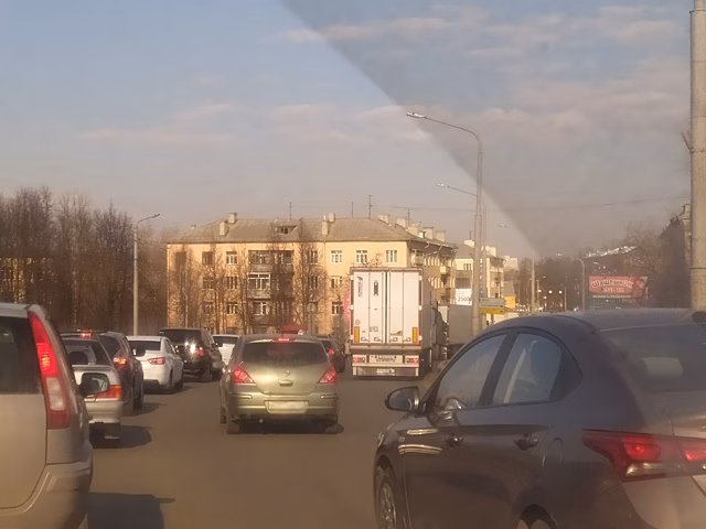 Фуры с сербскими номерами устроили пробку на путепроводе в Костроме