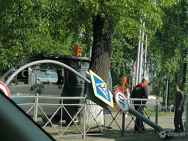 "Приехала скорая": машина снесла дорожный знак на оживленном кемеровском перекрестке