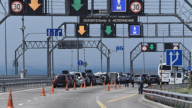 На Крымском мосту приостановили движение автомобилей