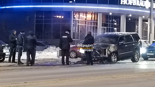 Люксовый Cadillac сгорел около кемеровского ночного клуба