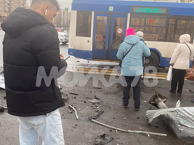 У метро «Гражданский проспект» машина снесла дорожные знаки на тротуаре