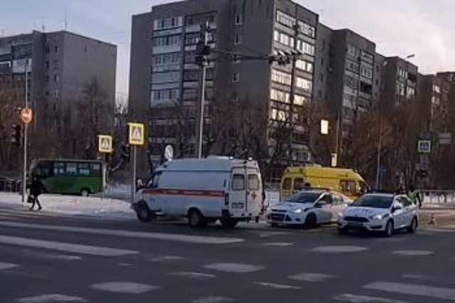 В ДТП в центре Тюмени при участии «скорой» пострадало несколько человек