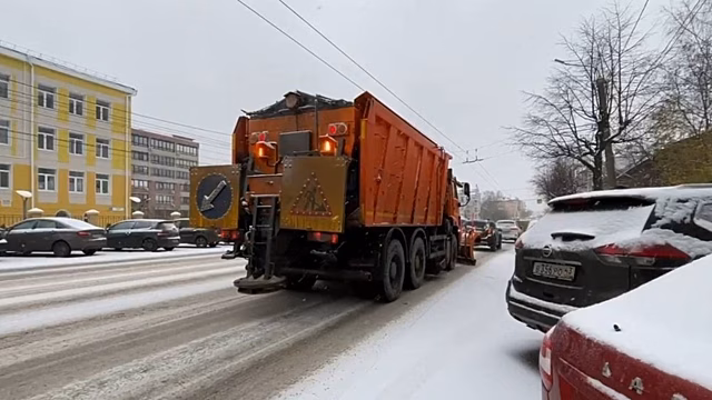 В Кирове формируют колонны спецтехники для уборки снега