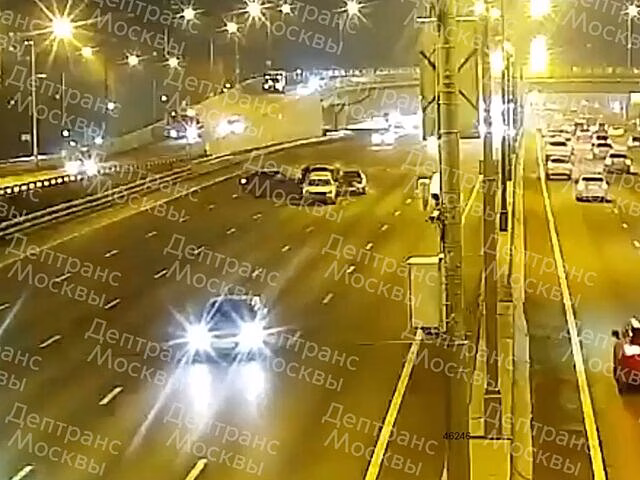 Движение на МКАД в районе развязки с Калужским шоссе затруднено из-за ДТП