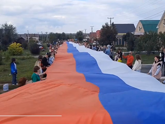 В Подгородней Покровке развернули триколор длиной почти 2 000 метров